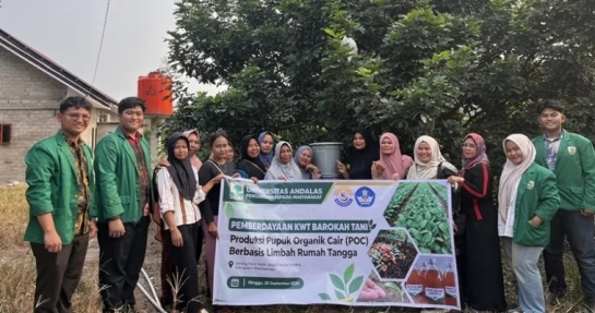 Mahasiswa Dampingi KWT Baroqah Tani Olah Limbah Rumah Tangga Jadi Pupuk Organik Cair